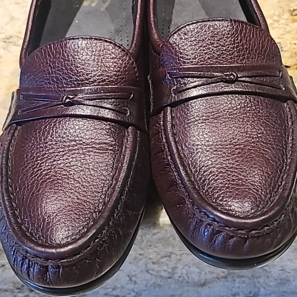 SAS women's Loafers. Sz9.5 in Excellent condition. Antique wine (#1588)